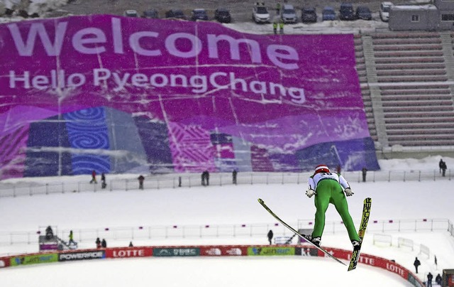 Ein Jahr vor den Olympischen Spielen t...) und Co. die Anlagen in Pyeongchang.   | Foto: AFP