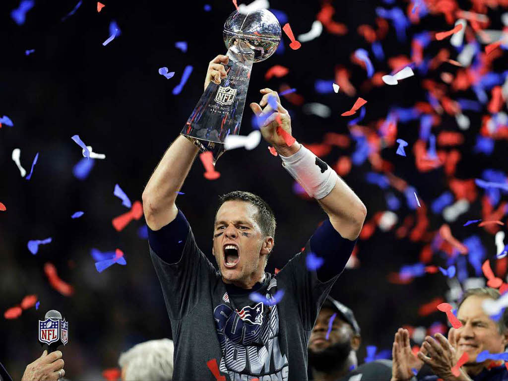 Tom Brady jubelt nach dem Sieg seiner New England Patriots mit dem Pokal.