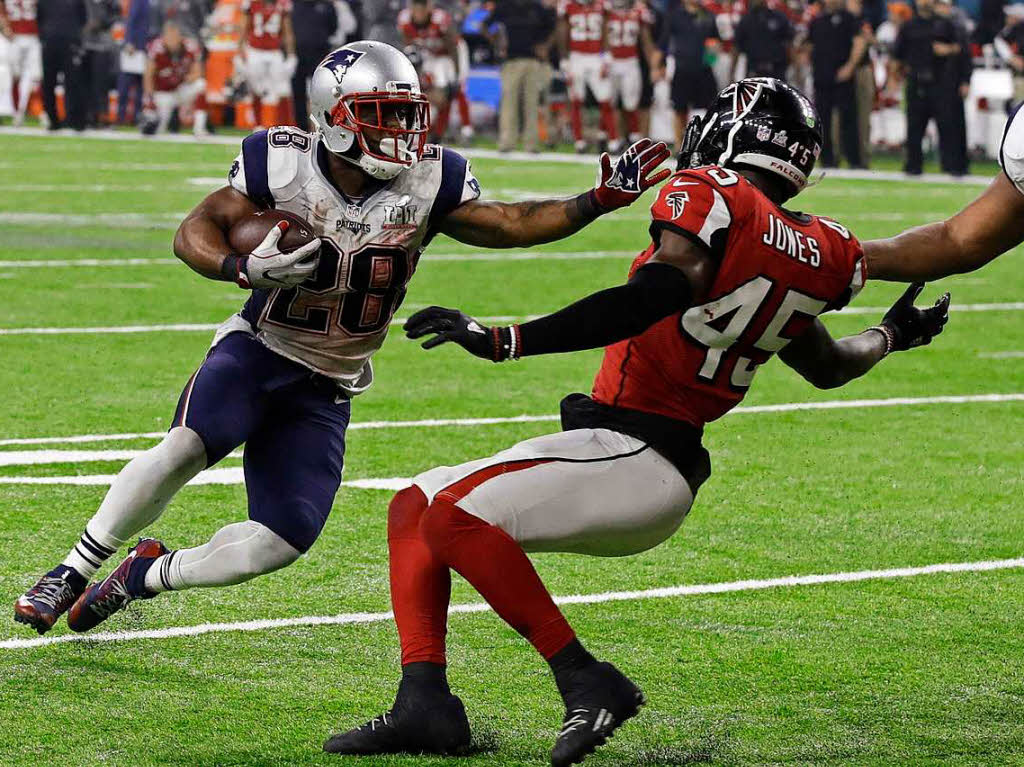 James White von den New England Patriots luft zum Touchdown, whrend Deion Jones vonAtlanta versucht, ihn zu stoppen.