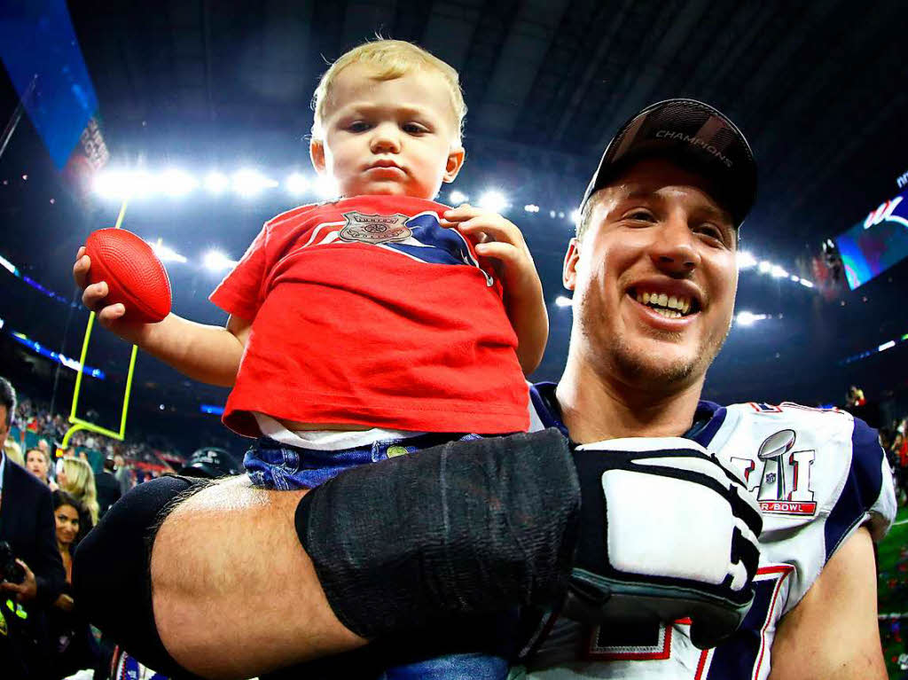 Nate Solder von den New England Patriots feiert mit seinem Sohn.