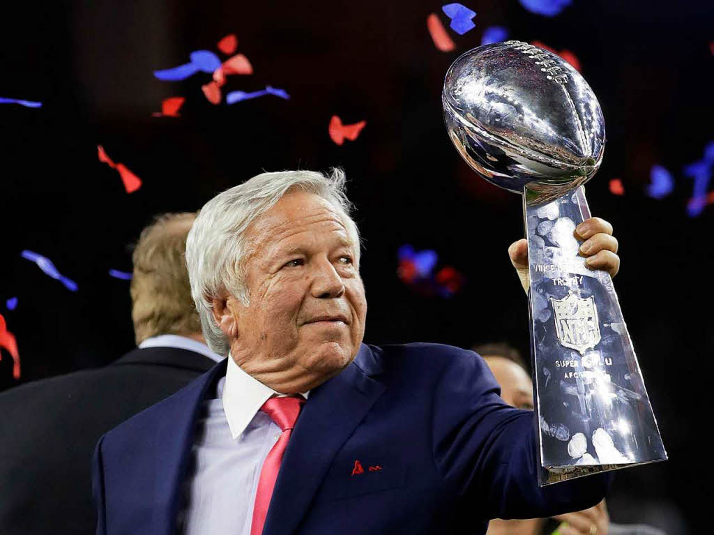 Der Besitzer der New England Patriots, Robert Kraft, jubelt nach dem Sieg seiner Mannschaft mit dem Pokal.