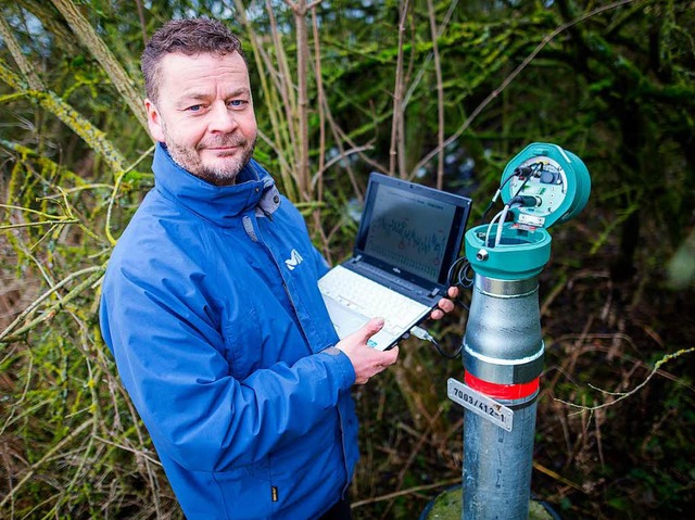 Grundwasserexperte Michel Wingering mi...e z.B. die Temperatur des Wassers aus.  | Foto: dpa