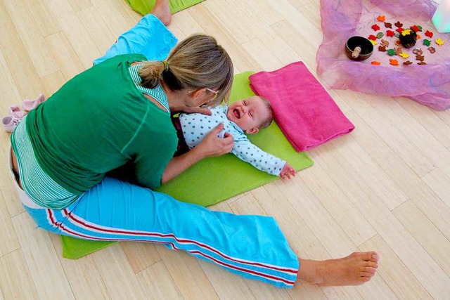 Beim Yoga mit Baby geht&#8217;s um Ent...ng, Atmen und Meditation (Symbolbild).  | Foto: dpa