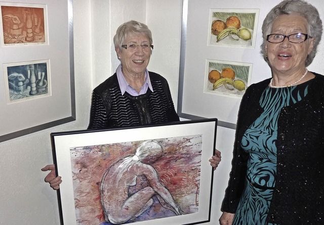 Renate Sifnatsch (links) und Anne Trot... ihrer jngsten Schaffensperioden aus.  | Foto: Karlernst Lauffer