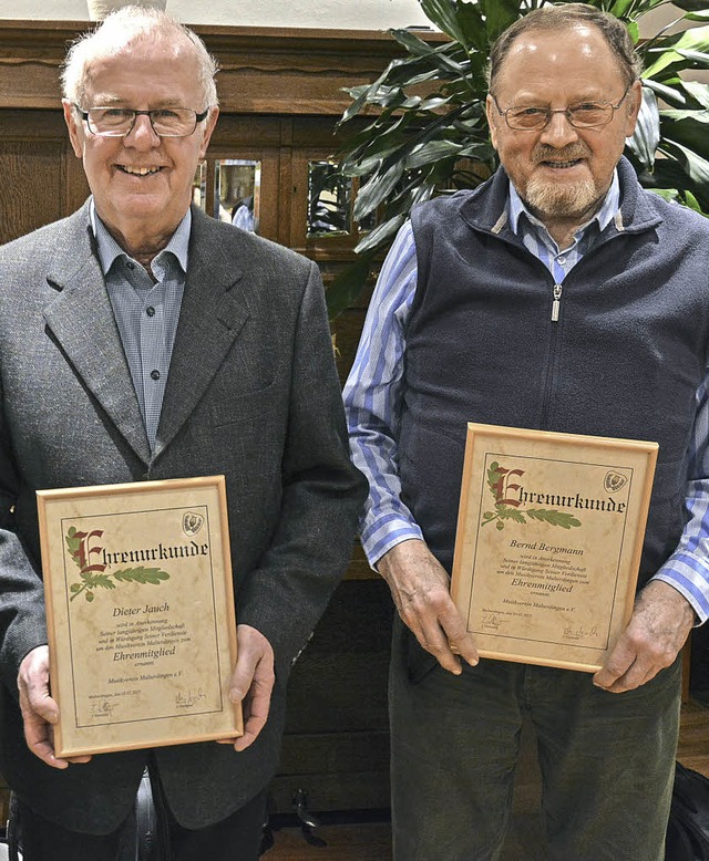 Dieter Jauch und Bernd Bergmann wurden  Ehrenmitglieder beim Musikverein.  | Foto: Benedikt Sommer