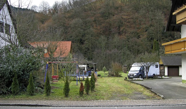 Acht Meter breit wre die Einfahrt in ... fr (vorerst) zwei Einfamilienhuser.  | Foto: Manfred Lange