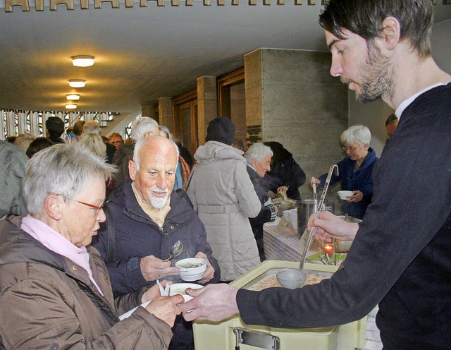 Der Andrang beim Suppen-Schindel-Sonnt...r die Renovierung der Kirchenmauer.    | Foto: DIETER MAURER