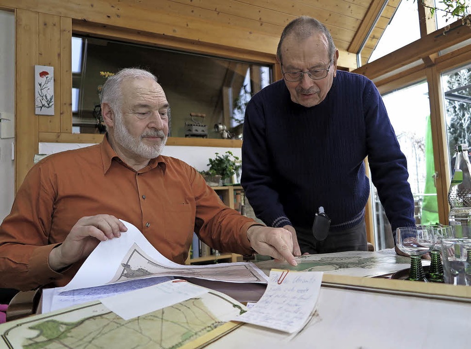 Gerhard Meier (rechts) und Friedhelm Groeteke beim Studium alter Landkarten   | Foto: Dorothee Philipp