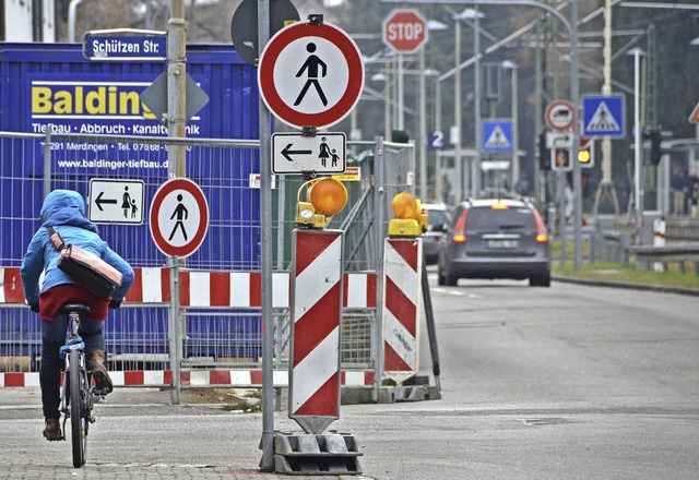 Der Baustellenbetrieb an der Brhlstra...en Umweg fr Fugnger zur Folge hat.   | Foto: Peter Gerigk