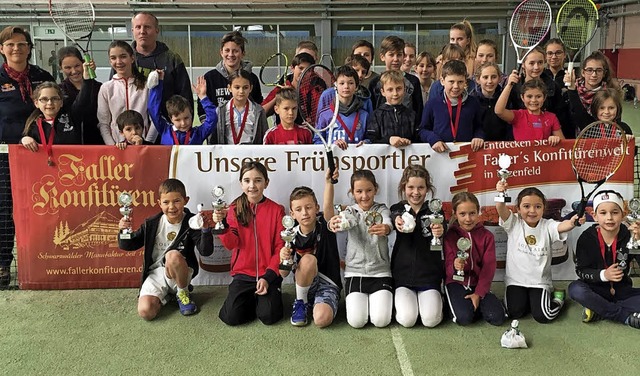 Kinder und Jugendliche mit Tennistrain...tin Katharina Hackner bei dem Turnier   | Foto: privat