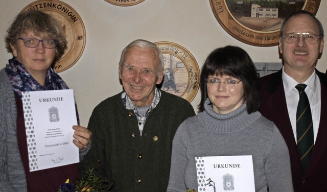 Oberschtzenmeister Rudolf Gdemann (r...ss, Willi Weick und Jutta Flaig ehren.  | Foto: Paul Schleer