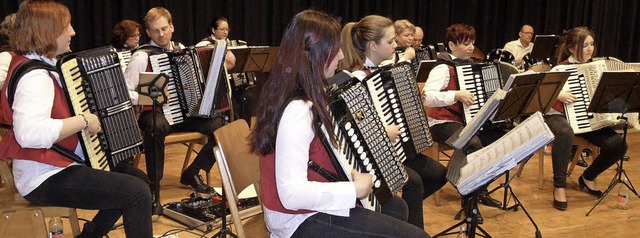 Der Akkordeonclub Hllental trug zur U...ste beim Buchenbacher Pfarrfest bei.   | Foto: Josef Faller