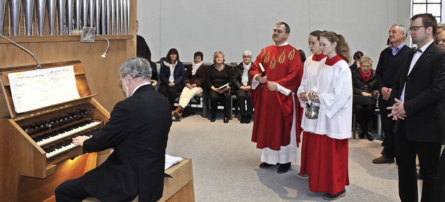 Dekan Gerhard Disch weiht die neue Orgel, die Bernhard Marx spielt.   | Foto: Ruben Moratz