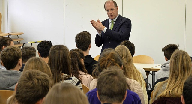 Landtagsvizeprsident Wilfried Klenk (...e Fragen von Schlern des Gymnasiums.   | Foto: Gollin