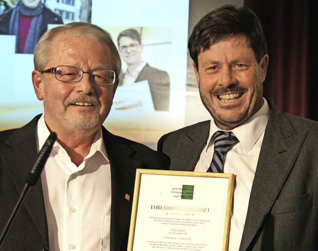 Gustav Fischer (links) bergibt Fritz ...iedschaft im badischen Gewerbeverein.   | Foto: Valentin Zumsteg