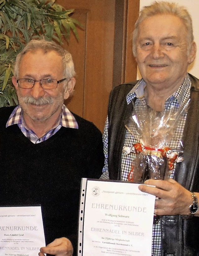 Fr 25 Jahre  Mitgliedschaft geehrt:  ...er Graf (links) und Wolfgang Schwarz    | Foto: Reinhard Herbrig