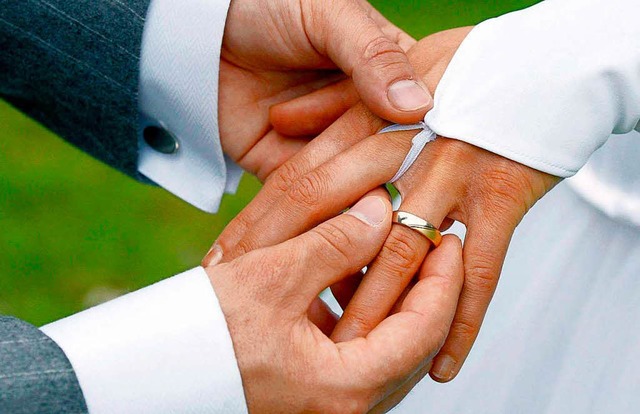 Katholiken, die nach Scheidung heirate...ell von der Kommunion ausgeschlossen.   | Foto: dpa