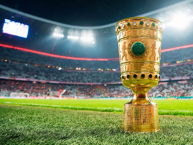 Das Objekt der Begierde: Der DFB-Pokal...e Eintrittskarte fr die Europa League  | Foto: dpa