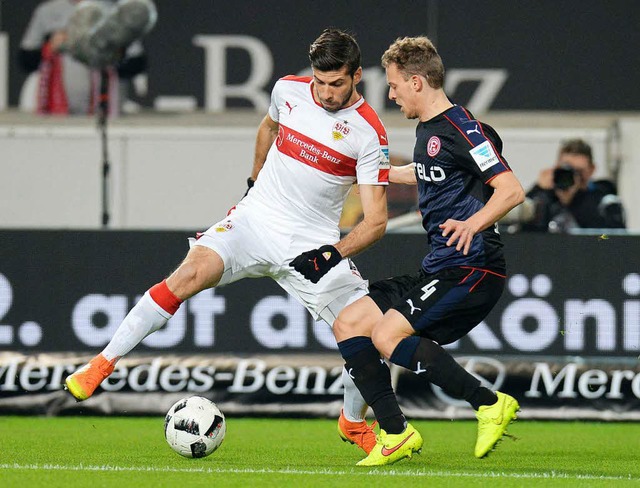 Stuttgarts Emiliano Insua (l) im Zweikampf gegen Dsseldorfs Julian Schauerte.  | Foto: dpa