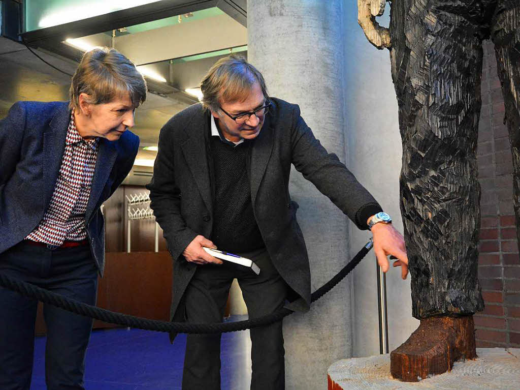 Stephan Balkenhol zeigt Claudia Schicktanz, Kuratorin der Deutschen Bank, die neuen Fe.
