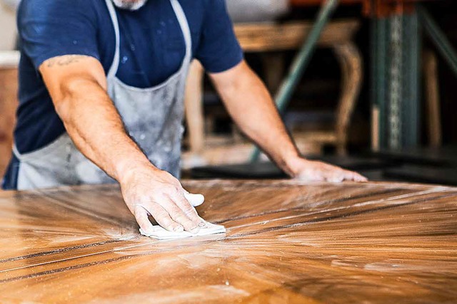 Mit Holz arbeiten &#8211; ein alter Beruf mit Zukunft.  | Foto: Gina Zee (Unsplash)