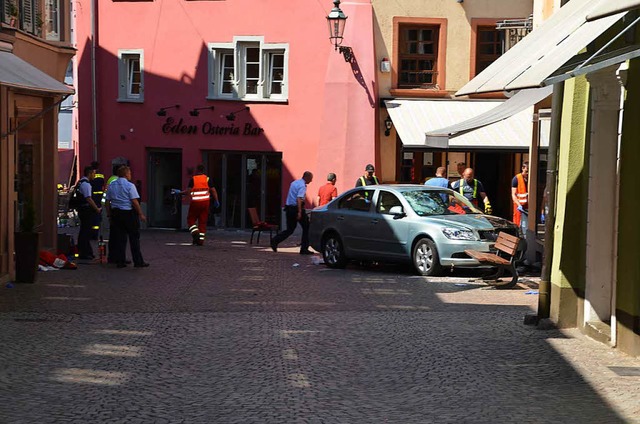 Ende einer tdlichen Schussfahrt: Das ...am vor dem Modehaus  Rieck zum Stehen.  | Foto: Felix Held