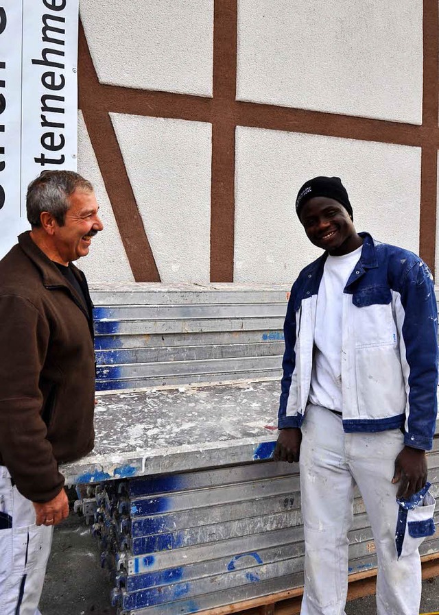 Mamadou Beyai kam vor zweieinhalb Jahr...ch Glockner den Beruf des Stuckateurs.  | Foto: Kai Kricheldorff
