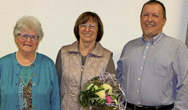 Die wiedergewhlte  Vorsitzende Gisela...d Hugo Kornmeier fr ihre Verdienste.   | Foto: Rhein