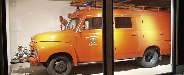 Der Oldtimer der Kanderner Feuerwehr h... Marke Opel Blitz bestens zur Geltung.  | Foto: Silke HartensTein