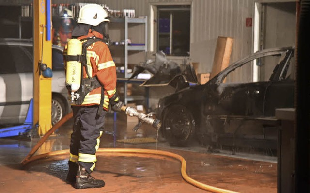 Die Feuerwehr verhinderte Schlimmeres....h unklar. Die Ermittlungen dauern an.   | Foto: Martin Eckert