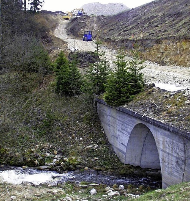 Ein kleineres Teilstck des Durchlasse... den Bau der ersten Gauchachtalbrcke.  | Foto: Christa Maier