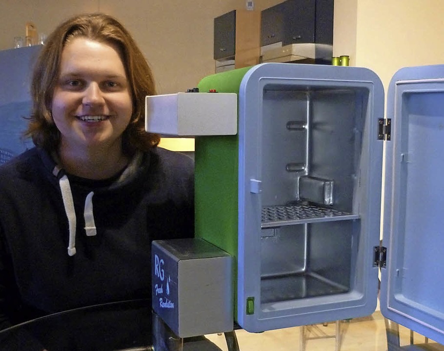 Robin Ganter mit seinem Khlschrank.  | Foto: Privat