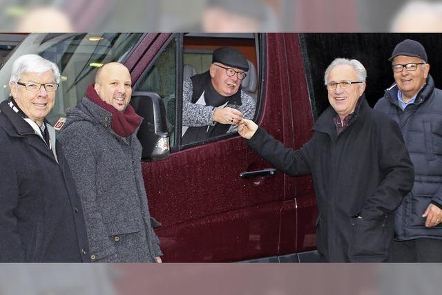 Frderverein bergibt barrierefreien Bus an Lrracher Seniorenzentrum