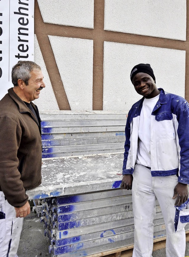 Mamadou Beyai kam vor zweieinhalb Jahr...ch Glockner den Beruf des Stuckateurs.  | Foto: Kai Kricheldorff