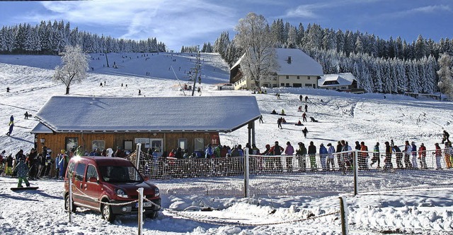 Die Schneeberglifte in Waldau profitieren von der Beschneiung.  | Foto: Gaby Beha