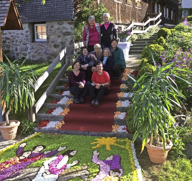 Ein Projekt: Die Frauengemeinschaft  b...llte das Symbol vor dem Pfarrhof aus.   | Foto: Privat