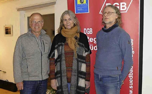 Janka Kluge zwischen Hermann Fehrenbac...ander Kauz (links)  vom DGB-Vorstand.   | Foto: DGB