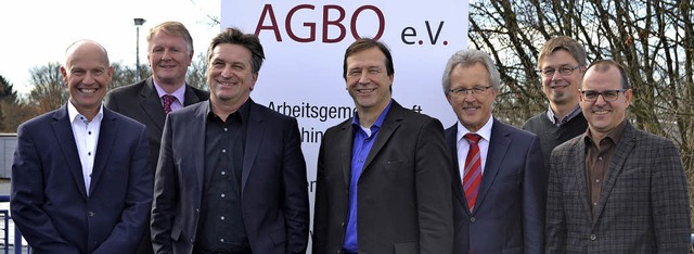 AGBO-Vorstand Achim Feyhl (v. l.) und ...n-Freizeitclub &#8222;Club 82&#8220;.   | Foto: Karin Reimold