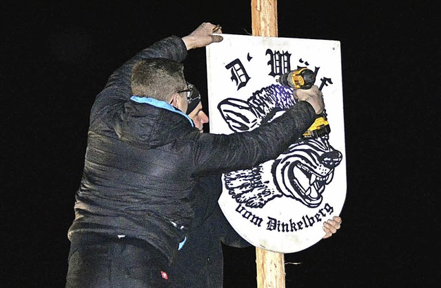 Die Wlfe markieren den Narrenbaum in Adelhausen.   | Foto: Horation Gollin