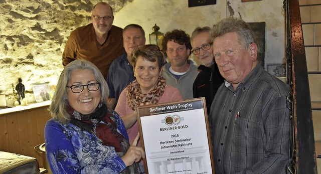 Der Vorstand der IG Weinbau Herten mit der Urkunde bei der Berliner Wein Trophy   | Foto: Heinz Vollmar