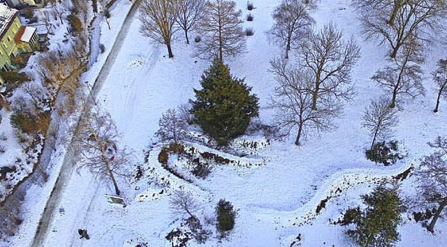 Der Stadtrainpark von oben, mit einer Erdschlange.   | Foto: Verein
