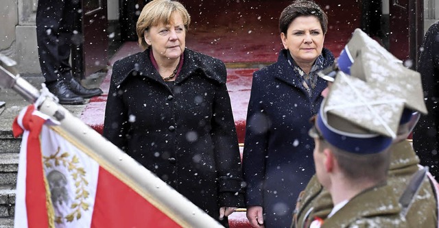 Kanzlerin Angela Merkel mit der polnis...erungschefin Beata Szydlo in Warschau   | Foto: AFP