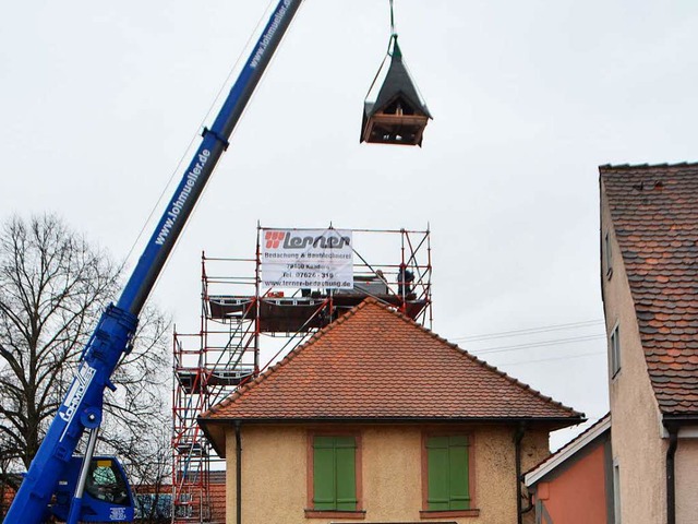 Ein Autokran hievte  das restaurierte ...s Kirchengemeindehauses in Blansingen.  | Foto: Victoria Langelott