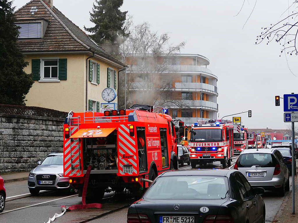 Die Feuerwehr war sehr schnell mit einem Groaufgebot angerckt, links im Bild das brennende Haus.