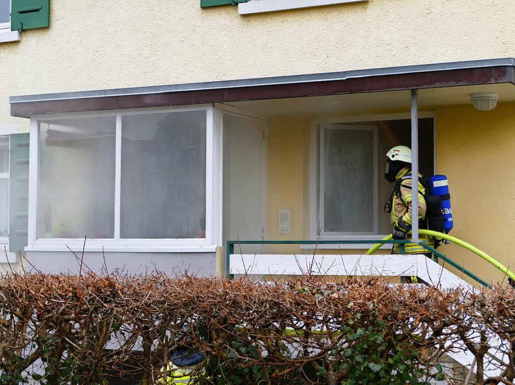 Die Feuerwehr ging mit Atemschutzgert in das brennende Haus.