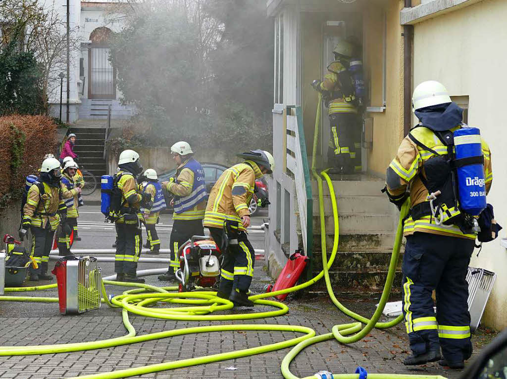Die Feuerwehr ging mit Atemschutzgert in das brennende Haus.