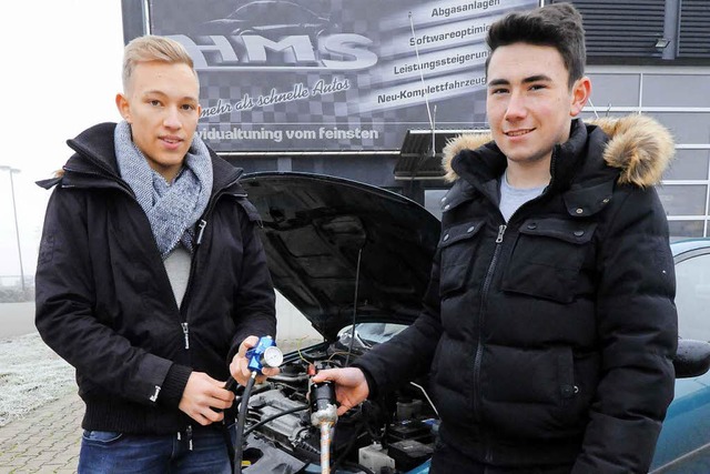 Johannes Fischbach und Maximilian Backes mit ihrem umgersteten Auto  | Foto: Markus Zimmermann