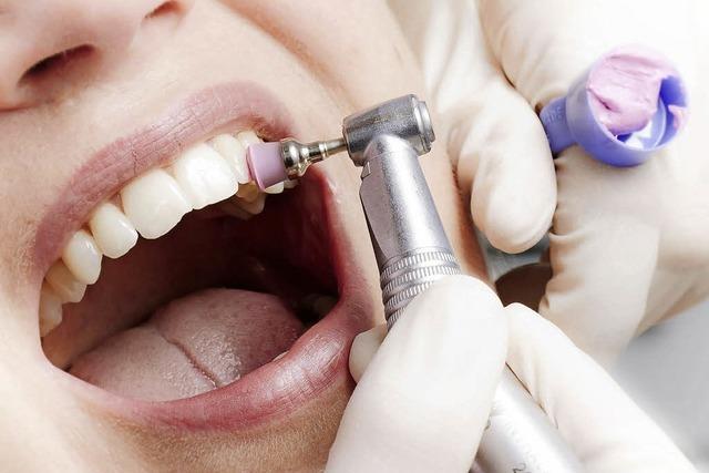Die professionelle Zahnreinigung ergänzt das Putzen
