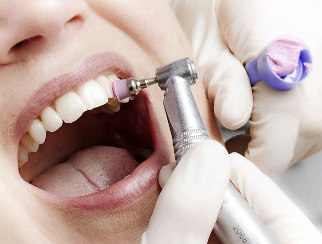 Bei einer professionellen Zahnreinigung werden Belge grndlich entfernt.   | Foto: Pro Dente