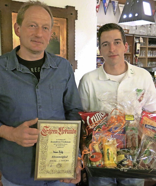 Uwe Zolg wurde in der  Hauptversammlun...s und berreichte einen Geschenkkorb.   | Foto: Erhard Morath